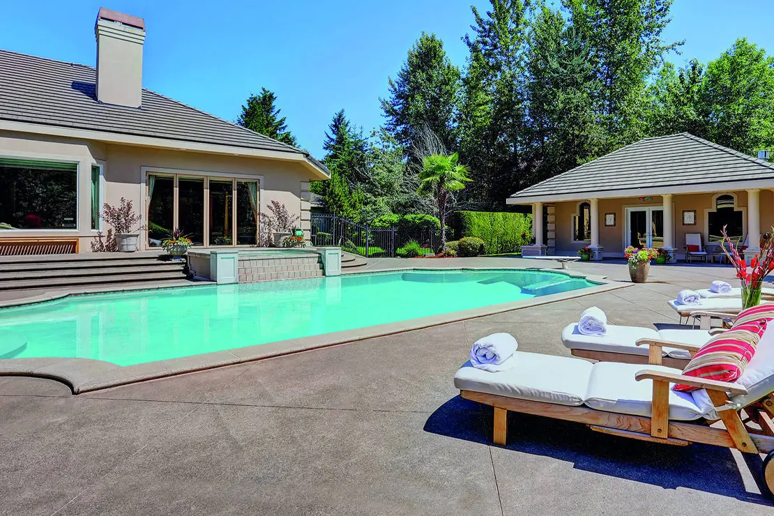 Maison avec piscine spectaculaire pavée en béton imprimé